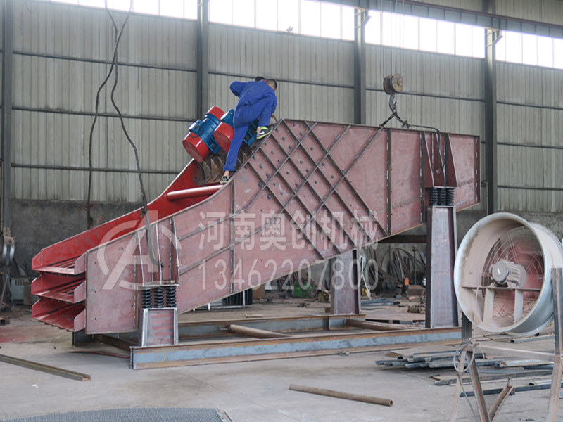 礦用振動篩和高頻振動篩在工業(yè)生產(chǎn)中均比較常用的兩種篩機(jī) 礦用振動篩和高頻振動篩在工業(yè)生產(chǎn)中均比較常用的兩種篩機(jī)