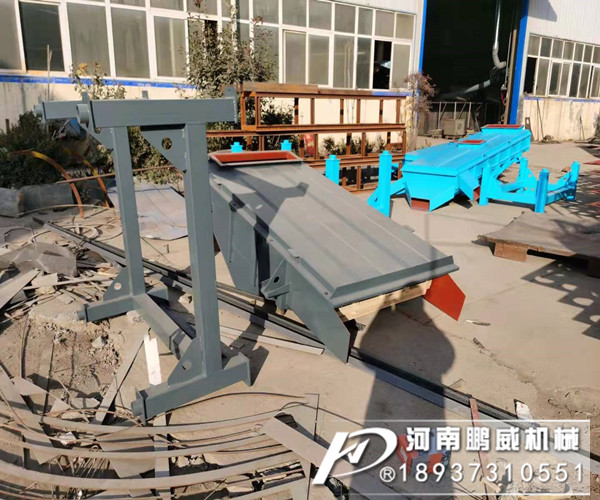 小型直線(xiàn)運(yùn)動(dòng)振動(dòng)篩突然料跑邊一邊去是什么原因？