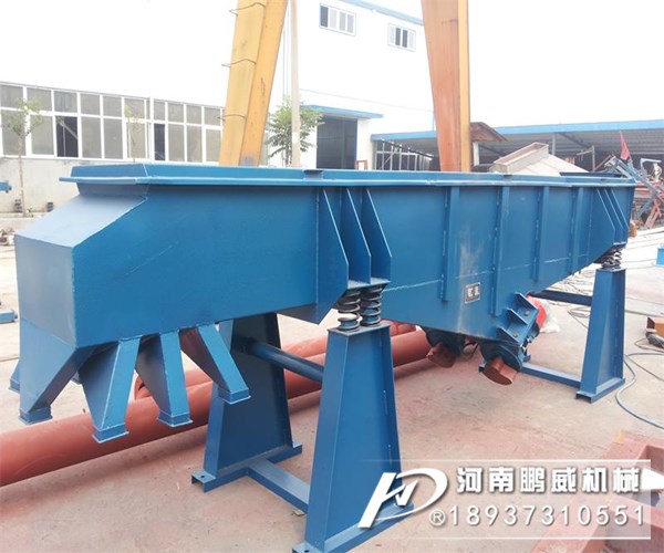 直線振動篩進料口為什么需要加振動給料機吶？