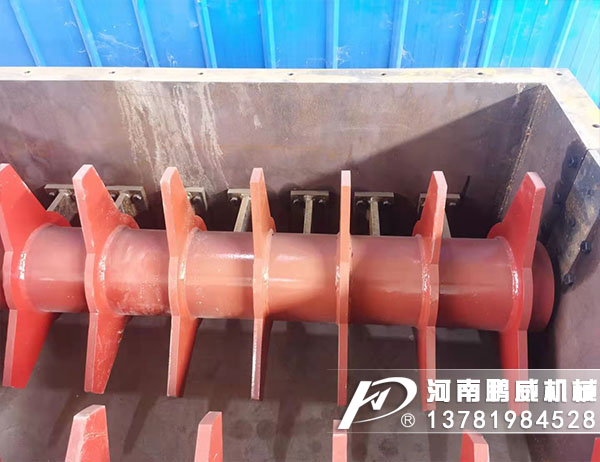 煤泥打散機(jī)根據(jù)物料流動(dòng)性能送料螺桿區(qū)分為 單、雙螺桿設(shè)計(jì)，可以適用于各種不同原料類(lèi)型