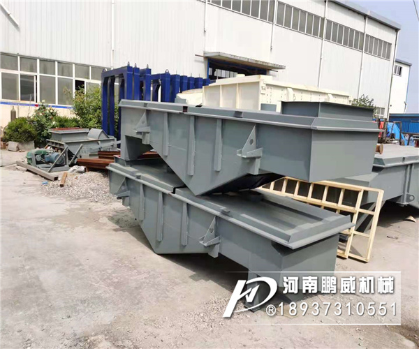 如何選擇直線振動(dòng)篩的型號(hào)大?。? />
	</p>
	<p>
		直線振動(dòng)篩的傾斜角度直線振動(dòng)篩的傾斜角度是為了讓物料能夠快速的出料，所以其直線振動(dòng)篩的傾角一定要合適才行，不然直線振動(dòng)篩傾角過(guò)小就會(huì)造成物料堵塞的現(xiàn)象出現(xiàn)，而直線振動(dòng)篩的傾角過(guò)大就會(huì)造成，物料的篩分精度達(dá)不到，所以其篩面的傾角一定要適量。
	</p>
物料的性質(zhì)直線振動(dòng)篩能夠篩分的物料有很多種，其物料不同性質(zhì)的篩分就要選擇不同的材質(zhì)，例如：一些有腐蝕性的物料，或是一些醫(yī)藥類食品類的物料的篩分，就要考慮設(shè)備的使用壽命以及物料的干凈度，所以就要選擇不銹鋼直線振動(dòng)篩所以物料的性質(zhì)也會(huì)影響到直線振動(dòng)篩的選擇。<br />
</p>
    </div>
    <div   id=